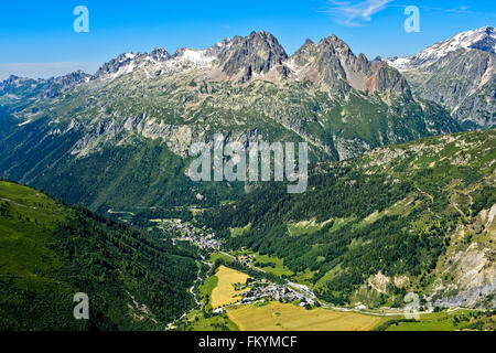 Vue sur la vallée de Chamonix avec l'Montroc et Le Tour des villages pour le massif des Aiguilles Rouges, Chamonix, Savoie, France Banque D'Images