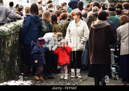 Enfants et adultes se rassemblent à l'extérieur de Dunblane, Ecosse, peu après la fusillade dans les locaux. L'école de Dunblane massacre a été l'un des plus meurtriers de massacres dans l'histoire britannique, lors de l'homme Thomas Hamilton a tué 16 enfants et un enseignant de Dunblane près de Stirling, en Écosse, le 13 mars 1996, avant de se suicider. À la suite de l'assassinat, deux nouvelles lois ont été adoptées, les armes à feu qui a effectivement fait la propriété privée d'armes de poing illégales en Grande-Bretagne. Banque D'Images