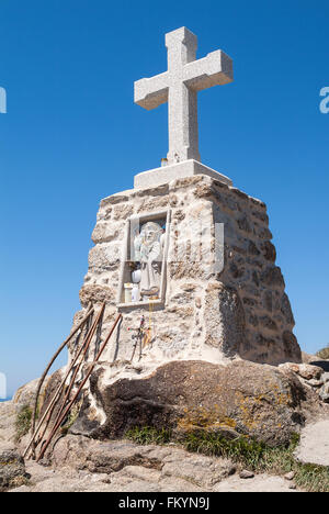 Croix de Pierre et de bâtons de pèlerins, point final du Chemin de Saint-Jacques de Compostelle sur le cap Finisterre, Province de La Corogne, Galice, Espagne Banque D'Images