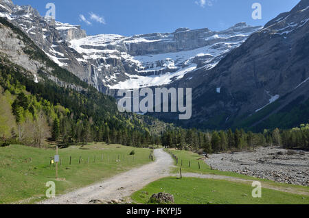 Sentier de randonnée au cirque de Gavarnie dans les Pyrénées Banque D'Images