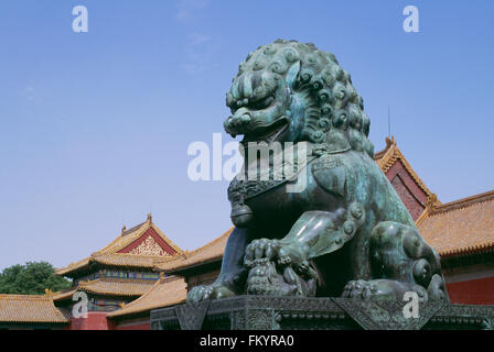 Statue en bronze d'un Lion à l'intérieur de la Cité Interdite, Pékin, Chine Banque D'Images