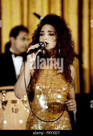 Washington, DC., USA, 19 juin, 1991 Gloria Estefan effectue dans l'East Room de la Maison blanche comme la soirée de divertissement pour le dîner d'état d'honorer le Président Fernando Collor de Mello, du Brésil. Estefan, qui a été invité à effectuer pour Collor, parce qu'elle peut chanter en portugais et en anglais et espagnol - parfois, il semblerait, en même temps. Credit : Mark Reinstein Banque D'Images