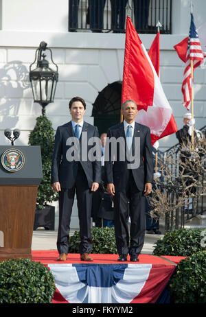 10 mars, 2016, ,Washington DC, United States -Cérémonie d'Arrivée - Maison Blanche pelouse Sud. Premier ministre Justin Trudeau et Mme Grégoire Trudeau à l'arrivée des motifs de la Maison Blanche, mot d'ouverture par le président Obama et le premier ministre Trudeau, et l'examen des troupes. Credit : Patsy Lynch/Alamy Live News Banque D'Images