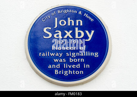 La gare de Brighton à Blue plaque commémore John Saxby, un pionnier de la signalisation ferroviaire. Banque D'Images