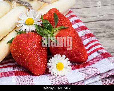 Les asperges et les fraises sur la table Banque D'Images