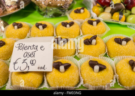La polenta e Osei, pâtisserie typique, Città Alta, Bergame, Lombardie, Italie. Banque D'Images