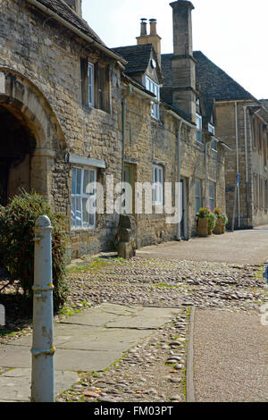 Ancienne en pierre de Cotswold cottages dans la rue principale de Burford dans l'Oxfordshire, Angleterre Banque D'Images