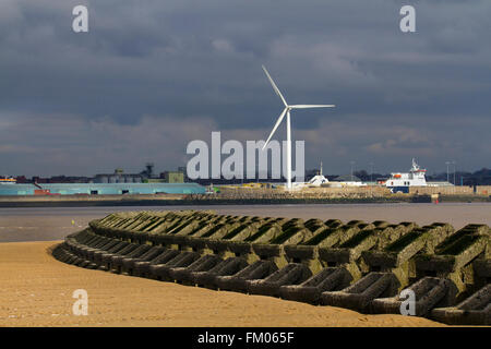 L'eau de mer basse expose les défenses, montrant un épi de pré-formé en béton installé de calmer le jeu à l'estuaire de la Mersey, New Brighton, Wallasey, Wirral, Merseyside, Royaume-Uni Banque D'Images