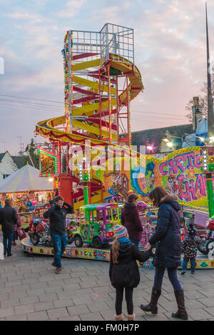 Stamford, Lincs, Royaume-Uni. 10 mars 2016. Foire de la mi-carême dans Stamford town center dans le comté de Lincolnshire, Royaume-Uni, a attiré beaucoup de visiteurs aux attractions et stands à la foire. Les odeurs et les manèges forains fait une bonne ambiance dans le centre-ville. Crédit : Jim Harrison/Alamy Live News Banque D'Images