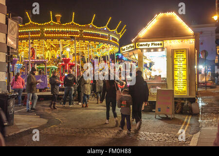 Stamford, Lincs, Royaume-Uni. 10 mars 2016. Foire de la mi-carême dans Stamford town center dans le comté de Lincolnshire, Royaume-Uni, a attiré beaucoup de visiteurs aux attractions et stands à la foire. Les odeurs et les manèges forains fait une bonne ambiance dans le centre-ville. Crédit : Jim Harrison/Alamy Live News Banque D'Images