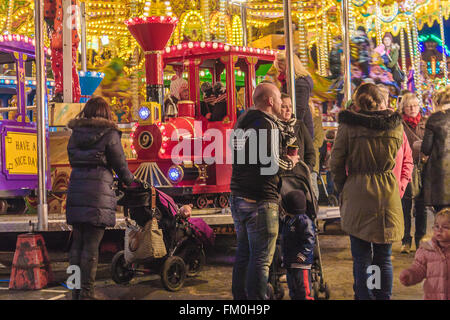 Stamford, Lincs, Royaume-Uni. 10 mars 2016. Foire de la mi-carême dans Stamford town center dans le comté de Lincolnshire, Royaume-Uni, a attiré beaucoup de visiteurs aux attractions et stands à la foire. Les odeurs et les manèges forains fait une bonne ambiance dans le centre-ville. Crédit : Jim Harrison/Alamy Live News Banque D'Images