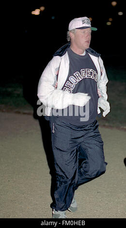 Washington, DC., USA, 8 décembre, 1992 -L'élection du Président William Clinton va faire du jogging le long du National Mall près de la Maison Blanche. Credit : Mark Reinstein Banque D'Images