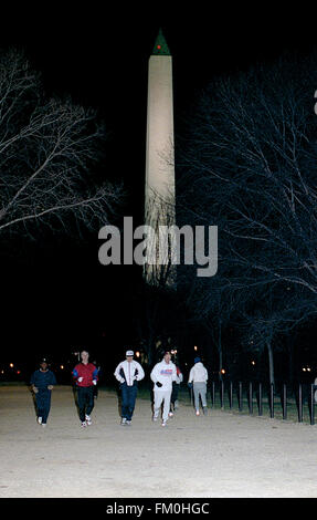 Washington, DC., USA, 8 décembre, 1992 -L'élection du Président William Clinton va faire du jogging le long du National Mall et arrête de s'étirer sur la clôture autour de la Maison Blanche. Credit : Mark Reinstein Banque D'Images