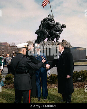 Arlington, Virginia, USA, 19 février 1995, le président William Jefferson Clinton accompagné du général Carl E. Mundy, Commandant du Corps des Marines des États-Unis accueille certains officiers militaires après avoir assisté au 50e anniversaire du mémoire de la bataille d'Iwo Jima . Credit : Mark Reinstein Banque D'Images