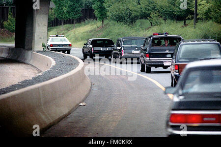 Arlington, Virginia, USA, 18 février 1995, le président William Jefferson Clinton est sur sa façon de jouer au golf en Virginie. C'est la vue de la presse comme le produit van convoi vers l'ouest à partir de Washington DC vers le parcours de golf Robert Trent Jones à Manassas, en Virginie. Credit : Mark Reinstein Banque D'Images