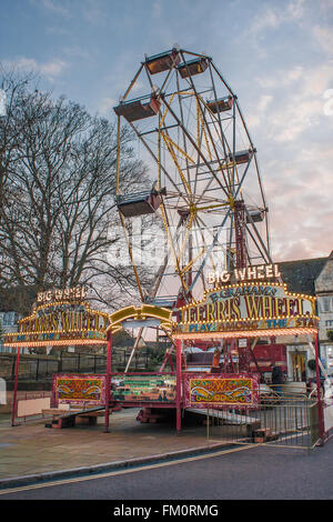 Stamford, Lincs, Royaume-Uni. 10 mars 2016. Foire de la mi-carême dans Stamford town center dans le comté de Lincolnshire, Royaume-Uni, a attiré beaucoup de visiteurs aux attractions et stands à la foire. Les odeurs et les manèges forains fait une bonne ambiance dans le centre-ville. Crédit : Jim Harrison/Alamy Live News Banque D'Images