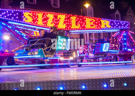 Stamford, Lincs, Royaume-Uni. 10 mars 2016. Foire de la mi-carême dans Stamford town center dans le comté de Lincolnshire, Royaume-Uni, a attiré beaucoup de visiteurs aux attractions et stands à la foire. Les odeurs et les manèges forains fait une bonne ambiance dans le centre-ville. Crédit : Jim Harrison/Alamy Live News Banque D'Images