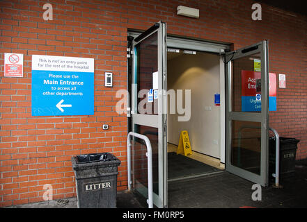 London, UK 10 mars 2016 - L'entrée à un ministère&E à North Middlesex Hospital. Des chiffres hors le 10 mars 2015 montre une performance&E en janvier 2016 a été la pire jamais enregistrée. La pire performance d'A&E à Londres était à North Middlesex Hospital à Edmonton au nord de Londres, qui n'a vu que 66,4  % des patients dans les quatre heures. Credit : Dinendra Haria/Alamy Live News Banque D'Images