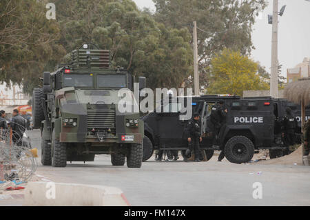 Ben Guerdane. 10 Mar, 2016. Les forces de sécurité bloquer une rue de Ben Guerdane, la Tunisie le 10 mars 2016, jours après l'attaque sur la ville frontière tunisiens et libyens. Les décès ont augmenté à 42 suite à l'opération de sécurité dans la région de Ben Guerdane, dans le sud-ouest de la Tunisie, les autorités ont déclaré mercredi. © Raouf Romdhani/Xinhua/Alamy Live News Banque D'Images