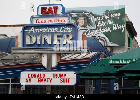 Washginton DC, USA. 10 mars 2016. Washington, DC manifestations restaurant candidat présidentiel républicain Donald Trump à Washington, DC. Trump est le GOP controverse front runner. Colin Sandy/Alamy Live News Banque D'Images