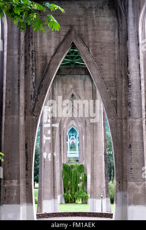 Supports en béton du pont gothique St Johns à Portland, l'aspect symétrique avec des arcs à entrer l'un dans l'autre, vert des arbres à l'avant Banque D'Images