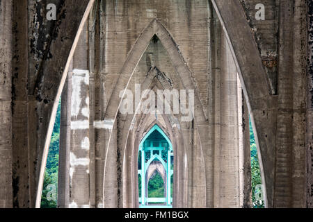 Béton cintrées symétrique St Johns bridge soutient dans le style gothique avec des perspectives dont les antécédents d'arbres verts, Portland, Oregon Banque D'Images