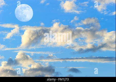 Lune ciel nuages est une fantaisie surréaliste avec l'éthéré cloudscape comme pleine lune céleste à la hausse. Banque D'Images