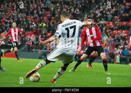 Bilbao, Espagne. 10 mars, 2016. Rodrigo Moreno (marche avant, Valencia CF) se prépare à tourné la balle au cours de match de football de série de 16 de l'UEFA Europe League entre Athletic Club et Valence CF à San Mames Stadium le 10 mars 2016 à Bilbao, en Espagne. Crédit : David Gato/Alamy Live News Banque D'Images