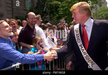 Magnat de l'immobilier Donald Trump fans accueille le 23 mai 2004 alors qu'il agit comme Grand maréchal à la 40e parade annuelle Salut à Israël sur la Cinquième Avenue. Cette année, le thème de la parade était en visite en Israël, un effort pour relancer l'économie chancelante du pays en raison de la poursuite du terrorisme palestinien. (© Richard B. Levine) Banque D'Images