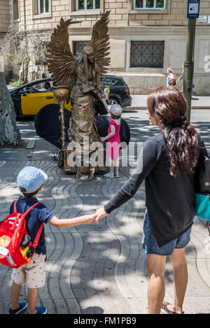 Performance statue vivante sur La Rambla street à Barcelone, Espagne Banque D'Images