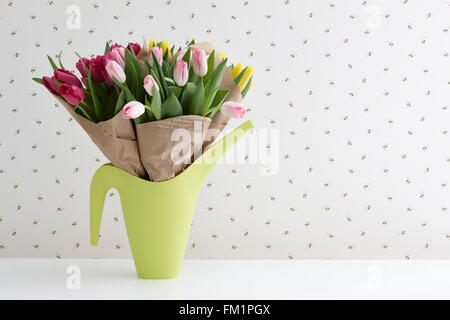 Printemps tulipes dans un arrosoir Banque D'Images