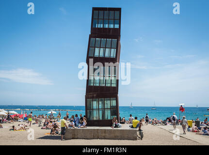 Ferit Lestel sculpture conçue par Rebecca Horn sur la plage à Barcelone, Espagne Banque D'Images