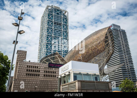 L'hôtel Arts, gratte-ciel Torre Mapfre et poissons sculpture conçue par Frank Gehry à Barcelone, Espagne Banque D'Images