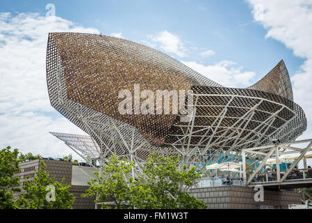 La sculpture de poisson (El Pez) conçu par Frank Gehry dans le quartier de La Barceloneta à Barcelone, Espagne Banque D'Images