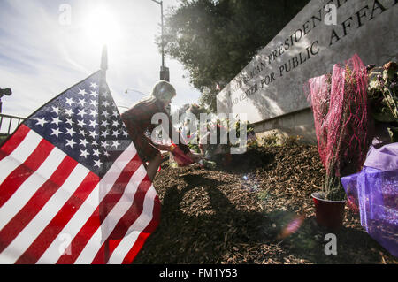 Los Angeles, Californie, USA. 10 Mar, 2016. Les gens déposent des fleurs à un mémorial de fortune pour la fin de l'extérieur de la Nancy Reagan Ronald Reagan Presidential Library à Simi Valley, Californie le 10 mars 2016. L'ex-première dame Nancy Reagan était allongé au repos à la bibliothèque présidentielle de son mari, avec des membres du public de payer un dernier hommage à venir d'un enterrement. Ringo : crédit Chiu/ZUMA/Alamy Fil Live News Banque D'Images