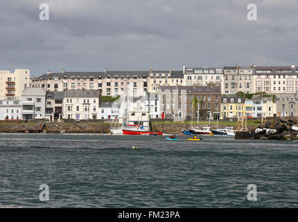 Maisons et donnant sur bateaux dans Port de Portrush à Portrush, comté d'Antrim, en Irlande du Nord Banque D'Images