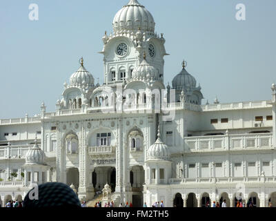 Complexe immobilier, Golden Temple, Amritsar, Punjab, India, autour de l'Amrit Sarovar, le bâtiment blanc avec des installations pour les pèlerins Banque D'Images