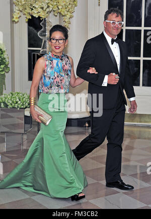Washington, District de Columbia, Etats-Unis. 10 Mar, 2016. L'actrice Sandra Oh et Lev Rukhin arrivent pour le dîner d'État en l'honneur du premier ministre Trudeau et Mme Sophie Grégoire Trudeau du Canada à la Maison Blanche à Washington, DC, le 10 mars, 2016.Credit : Ron Sachs/Piscine via CNP Crédit : Ron Sachs/CNP/ZUMA/Alamy Fil Live News Banque D'Images