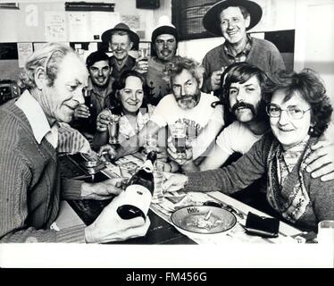 1981 - Première ville solaire : un hameau de bush en arrière en Nouvelle Galles du Sud, Australie, a été choisi comme la première ville à être alimenté par l'énergie solaire. Falaises Blanches, une collection de totley petites maisons et abris souterrains primitif, a une population permanente de 45 et un flottant d'environ 300 mineurs, dont beaucoup sont des immigrants de diverses nationalités & Yugsolavs, néerlandais, britanniques, polonais, allemands. La moitié de la ville vit sous terre pour échapper à la chaleur de 45 degrés sur une moyenne de 14 heures de soleil par jour. En 1981 une centrale solaire fournira de l'électricité de la ville, en remplacement de sev Banque D'Images