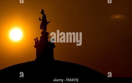 Munich, Allemagne. 10 Mar, 2016. Le soleil se couche derrière le temple de Diana à l'Hofgarten (Cour Jardin) à Munich, Allemagne, 10 mars 2016. Photo : SVEN HOPPE/dpa/Alamy Live News Banque D'Images