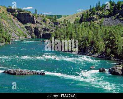 des chevrons qui font courir des rapides de buffle sur la rivière à tête plate dans un canyon sous le barrage de kerr près de polson, montana Banque D'Images