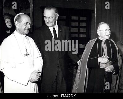 1967 - Le Président Johnson visiter le Pape Paul VI au Vatican le Cardinal de droite. Eicdenani Le Président Lyndon B. Johnson visites Pape Paul VI. Cité du Vatican, Rome, Italie. 23/12/67. © Keystone Photos USA/ZUMAPRESS.com/Alamy Live News Banque D'Images