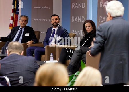 Hamid Biglari, Alireza Nader et Robin Wright s'exprimant lors de l'expo - RAND Corporation, Arlington, Virginia, USA Banque D'Images