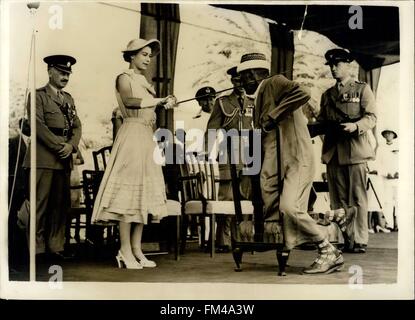 1959 - Queen est titulaire d'investiture à Aden. Accorde un kingthood sur un Cheikh. Photo montre avec un genou sur une chaise, Seiyid Bubakr Bin Sheikh Al Kaf, conseiller municipal de l'état dans l'Est de l'Aden Kathiri, reçoit l'accolade de la Reine Elizabeth lors d'une cérémonie en plein air  ng la visite de la reine. L'occasion a été la première fois au cours de la visite royale que la reine a eu lieu une cérémonie en public. © Keystone Photos USA/ZUMAPRESS.com/Alamy Live News Banque D'Images
