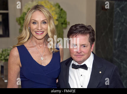 Washington, District de Columbia, Etats-Unis. 10 Mar, 2016. L'acteur Michael J. Fox, droite, et Tracy Pollan, gauche, arrivent pour le dîner d'État en l'honneur du premier ministre Trudeau, du Canada à la Maison Blanche. Credit : Ron Sachs/CNP/ZUMA/Alamy Fil Live News Banque D'Images