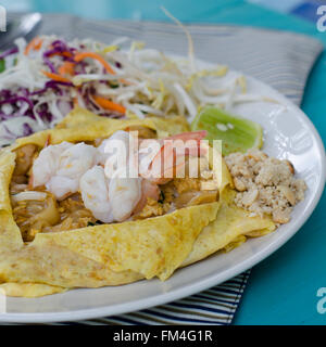 Thai Food Pad Thaï , nouilles sauté de porc aux oeufs. Du travail sur plaque blanche décorées de divers assaisonnements Banque D'Images