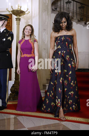 Washington, District de Columbia, Etats-Unis. 4e Mar, 2016. La Première Dame Michelle Obama, droite, et Madame Sophie Grégoire Trudeau, gauche, marcher à l'intérieur de la Maison Blanche le 10 mars 2016 à Washington, DC Crédit : Olivier Douliery/Piscine via CNP © Olivier Douliery/CNP/ZUMA/Alamy Fil Live News Banque D'Images