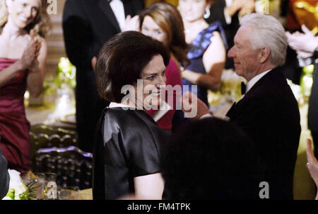 Washington, District de Columbia, Etats-Unis. 10 Mar, 2016. Margaret Trudeau, mère de Justin Trudeau Premier ministre du Canada sourit à un dîner d'état en l'honneur de son fils et et Mme Sophie Grégoire Trudeau à la Maison Blanche le 10 mars 2016 à Washington, DC. Crédit : Olivier Douliery/Piscine via CNP © Olivier Douliery/CNP/ZUMA/Alamy Fil Live News Banque D'Images