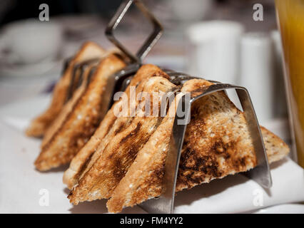 Dans un toast toast rack sur une table de petit-déjeuner Banque D'Images