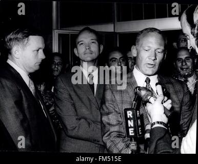 1969 - Arrivée à Madrid : Spacemen Madrid - Buzz Aldrin, Collins et Armstrong, l'ensemble des trois hommes d'Apollo 11, est arrivé à l'aéroport Narajas à Madrid hier soir, 6 octobre. Une vitrine en raison de collisions qui sont dans big crow Baramas, mais personne n'a été blessé par le verre. © Keystone Photos USA/ZUMAPRESS.com/Alamy Live News Banque D'Images